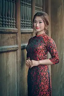 A woman wearing an áo dài
