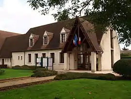 The town hall in Étrechet