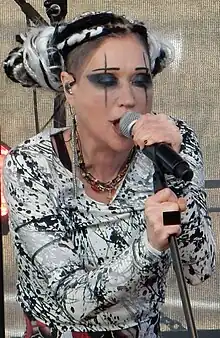 Linda performing in Berlin in 2015