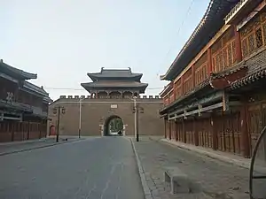 Shi-Li Song Street and the city gates of Zhoucheng. Zhoucheng was initially constructed in the year 1000 AD. However, it was dismantled after the Anti-Japanese War, and the city gates and walls shown in the image have all been reconstructed in modern times.