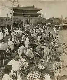 Merchants and pedestrians north of Namdaemun (1904)