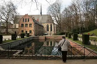 In the public garden, there is a small pond with one of the sources of the Maelbeek.