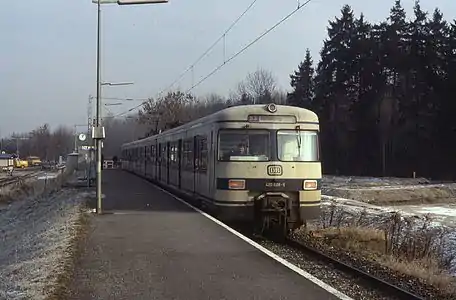 München S-Bahn EMU, 420.106 at the terminus station of Ismaning on a cold 4 December 1989. The line now continues further on to München Flughafen