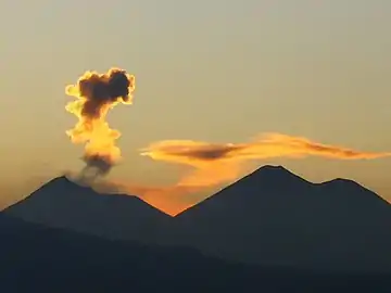 Fuego fumes (left), volcán Acatenango at right, 2009