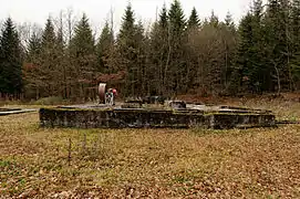 Une grande surface bétonnée et surélevée avec deux massifs à l'emplacement des compresseurs. Deux petits ventilateurs restaurés reposent sur ces vestiges.