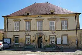 The town hall in Genevrey