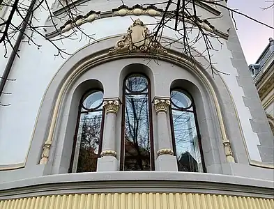 Romanian Revival engaged columns on the C.N. Câmpeanu House on Bulevardul Dacia, Bucharest, by Constantin Nănescu, c.1923