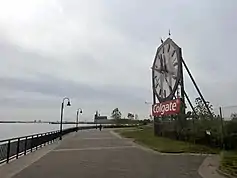 The clock and the bench at its foot. Visible in the background are the Central Railroad of New Jersey Terminal and the Statue of Liberty.