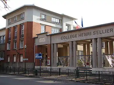 Facade of the Henri-Sellier college.