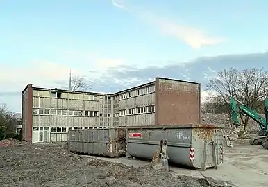 Demolition (Königstraße), facade panels and face insulation removed.