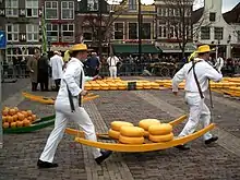 Alkmaar cheese carriers at work "out of step"