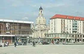Close-up with Dresden Frauenkirche and row building at Wilsdruffer Straße, 2009