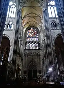 Southern transept of Amiens Cathedral: To the right the nave of Classic Gothic, to the left the Rayonnant choir