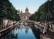 On the north side of the Oudezijds Voorburgwal, the view is dominated by the St. Nicholas Basilica. Photo from around 1890.