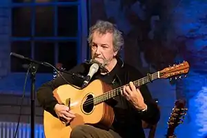 Andy Irvine with guitar-bodied bouzoukiat Lottes Musiknacht (27 November 2016)