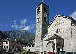 Church of St. Lawrence (right) and the Town Hall (left)