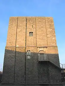 Toren en kasteel Burbant en het ensemble van het kasteel met omgeving