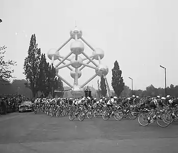 Cyclists pass the Atomium during the 47th Tour de France (28 June 1960)