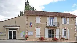 The town hall in Auradou