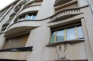 Sinuous curves on the façade of Avenue Montaigne no. 26, Paris, by Louis Duhayon and Marcel Julien (1937)