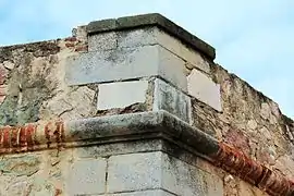 Detail of the joint at the crown of the south and west curtain wall