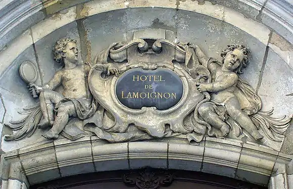 Detail of the tympanum with the name of the hôtel