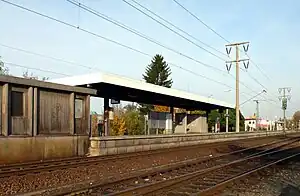 Island platform with canopy