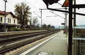 Side platforms surrounding triple-tracked line