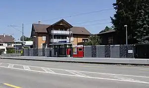 Shelter on platform behind carriageway