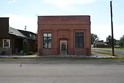 Bank on Main Street today (2023) as photographed by Matthew Janson (@matthewjansonyt). It is now a private residence.