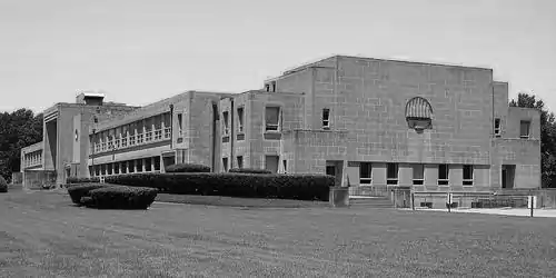 Baron Hirsch Synagogue in Memphis, Tennessee. International Style (1950).