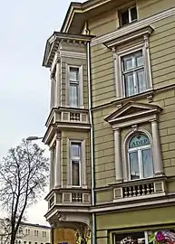 Corner bay window