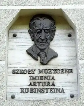 Sculpture commemorating Artur Rubinstein school patroning