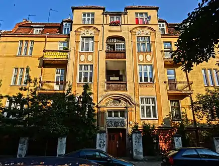Avant-corps and main entry on Paderewskiego street