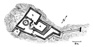 Top view hand drawn in black and white. A lightly drawn footbridge comes from the right to the bottom of the courtyard (numbers 1 and 2). From there a corridor goes to the left (3) before reaching a square part in the middle of which there is a circle (7). To the right of this is a semi-circle (6) which leads either to a rectangular building (4) or a square terrace (5). At the bottom right of the plan, a small staircase leads to another building (8).