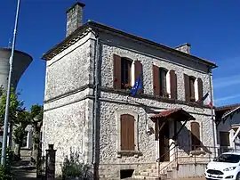 The town hall in Beauziac
