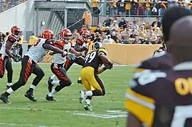 Willie Parker is pursued by the Bengals defense