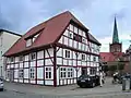 Bergens ältestes Fachwerkhaus am Markt, im Hintergrund die St. Marienkirche