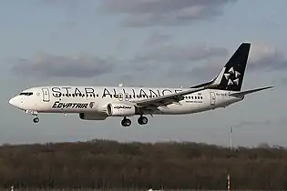 An Egyptair Boeing 737-800 in Star Alliance livery on final approach to Düsseldorf Airport.