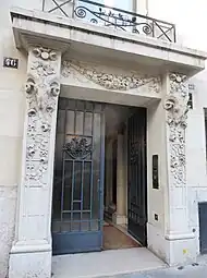 Entrance of Boulevard Flandrin no. 46, Paris, with a delicacy very similar to Art Nouveau entrances, unknown architect (c. 1925)