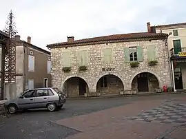 Bourg-de-Visa village hall