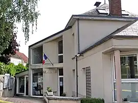 The town hall in Breux-Jouy
