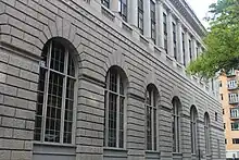 The facade on Clinton Street. The base is divided horizontally into nine bays; the center seven bays are arches. The fourth and fifth stories have a loggia.