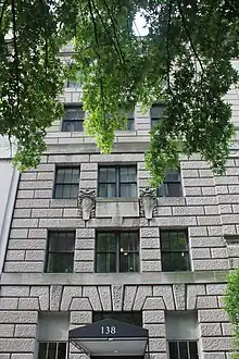 Facade of the annex on Pierrepont Street. The windows are arranged into three bays. The first through third stories of the annex are clad with rusticated and vermiculated blocks similarly to the main building, while the fourth and fifth stories have a smooth ashlar facade.