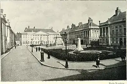 The square, c. 1910. Note the gardens and pools on both sides of the Monument.