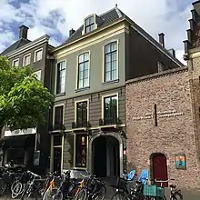 The Gallery is on the 2nd floor of the building in the center. On the right is the entrance to both gallery and the adjacent Museum Gevangenpoort