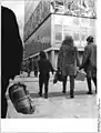 1965: Passers-by at the Berlin Teachers' Association Building