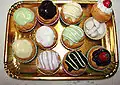 Porcelain boxes with sugared almonds, round shaped