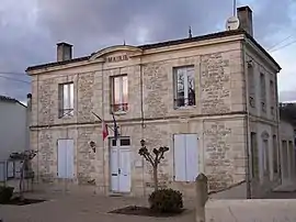 The town hall in Casseuil