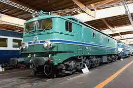 CC7100 series locomotive (CC 7107), with power delivered to all its wheels, achieved various speed records: its 1955 speed records for an electric locomotive stood unbroken for over 25 years.